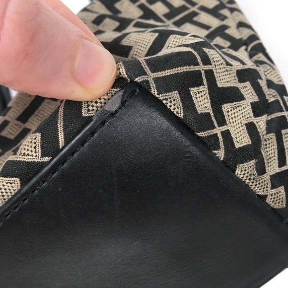 Tommy Hilfiger black tan patterned two strap purse - Picture 4 of 14